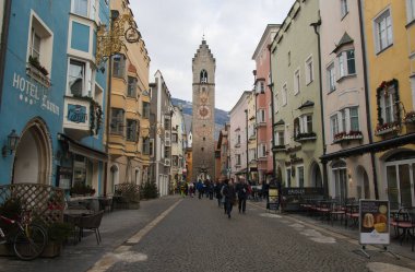 VİPENO, İtalya - 29 Aralık 2022 Güney Tyrol İtalya 'daki Vipiteno' nun tarihi merkezinin güzel manzarası