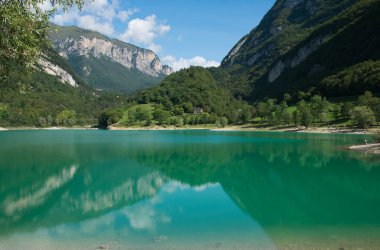 İtalya, Trentino 'da zümrüt suyla Tenno Gölü ile güzel bir dağ manzarası