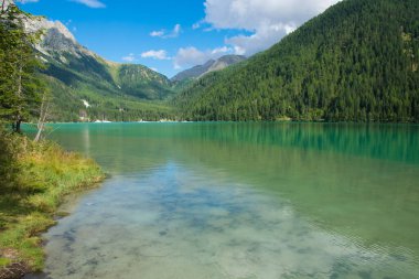 Eylül ayında İtalya 'nın Alto Adige kentinde mavi gökyüzü ile çevrili Anterselva Gölü manzarası