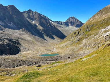 Valle Aurina, Alto Adige, İtalya 'daki Giogo Lungo' dan biraz alp gölü manzarası.