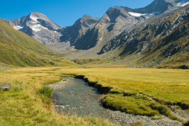 İtalya 'nın Alto Adige kentinde yaz mevsiminde Valle Aurina' daki vahşi alplerin panoramik manzarası