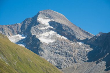 İtalya 'da Valle Aurina, Alto Adige, İtalya' da yaz sezonu boyunca Rtspitze (İtalyan Pizzo Rosso) görkemli kitlesinin görüntüsü