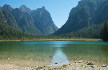 Toblacher 'ın güzel manzarası İtalyan Alplerinde, Alto Adige