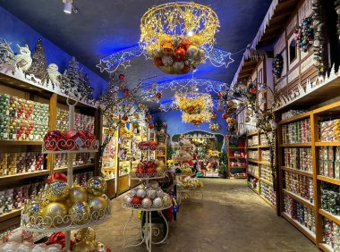 VETRALLA, İtalya - 19 Eylül 2023: Vetralla, İtalya 'da birçok dekorasyona sahip güzel bir noel dükkanı