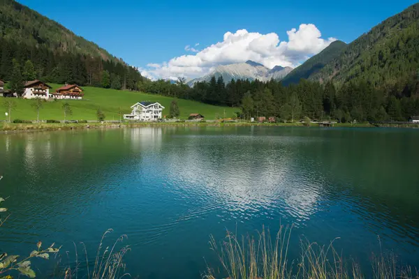 Alto Adige, İtalya 'daki güzel Alp Gölü manzarası