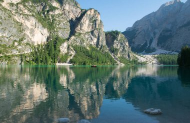 Dolomites Dağları, Sudtirol, İtalya 'da Braies Gölü (Pragser Wildsee veya Lago di Braies olarak da bilinir). Alp gölünde tipik ahşap tekneleri olan romantik bir yer.