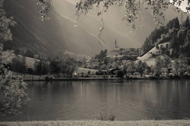 İtalya 'nın Alto Adige kentindeki tipik bir dağlık köy olan Selva dei Molini' nin (Mhlwald) siyah ve beyaz manzarası