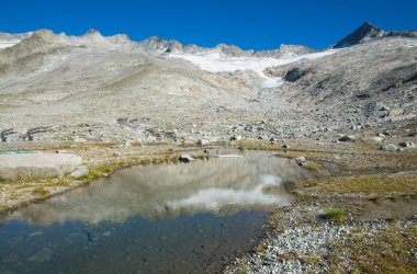 Zillertal Alplerdeki buzul kökenli gölün panoramik görüntüsü, Alto Adige, İtalya 'daki Alta Via di Neves yürüyüşü
