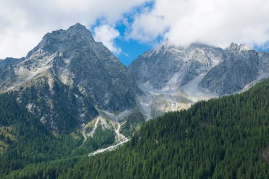 İtalya 'nın Alto Adige kentindeki Anterselva Gölü yakınlarındaki yüksek alp manzarası