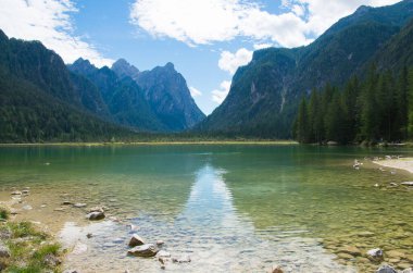 Toblacher See (İtalyanca: Lago di Dobbiaco), Güney Tyrol 'da yaz mevsiminde bir göl.