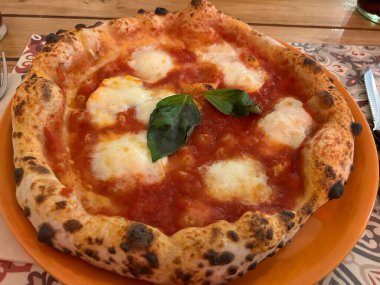Pizza Margherita 'nın yakınında Basil Fior di Latte ve Domates ile birlikte Verace Pizza Napoletana Style' da.