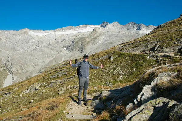 ALTA VIA DI NEVES, İTALYA - 5 Eylül 2023: Alto Adige, İtalya 'da Alta Via di Neves' in izindeki mutlu yürüyüşçü portresi