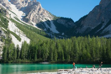 LAGO DI Braies Gölü kıyısında 6 Eylül 2023, İtalyan dolomitleri, Alto Adige