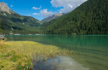 İtalya 'da yaz günü Alto Adige' de Anterselva Gölü manzarası