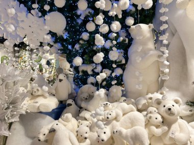 SANT 'ELPIDIO A MARE, ITALY - 18 Ekim 2023: Sant' Elpidio a Mare, İtalya 'da Noel ağacı ve kutup ayıları ile güzel bir iç mekan