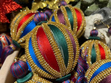 İtalya 'daki Merano Noel pazarında renkli ve güzel noel balolarını kapatın.