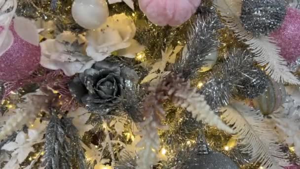 Merano Olaszország December 2022 Fényes Karácsonyfa Közelsége Rózsákkal Gömbökkel Merano — Stock videók