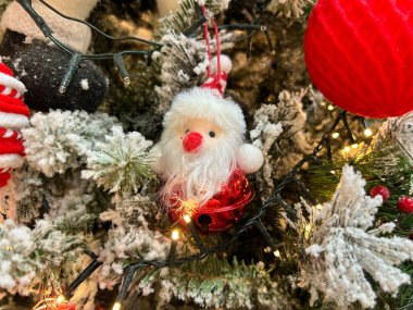 Noel ağacındaki küçük Noel Baba