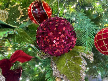 Kırmızı topla parlayan Noel ağacı