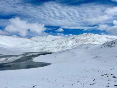 Duchessa Gölü ve Murolungo Dağı 'nın (İtalya) kış manzarası - Düşes dağlarının doğal rezervinde Velino Dağı ve Duchessa Gölü ile Murolungo Dağı' nın manzara zirvesi