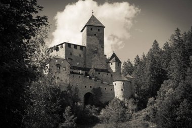 Campo Tures, Valle Aurina, İtalya 'daki ortaçağ şatosunun siyah ve beyaz manzarası