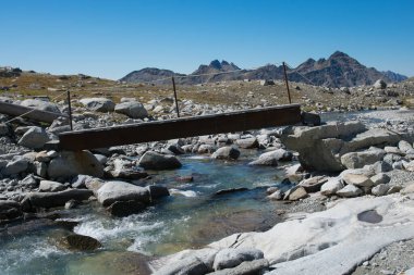 İtalya 'nın Alto Adige kentindeki Alta Via di Neves adlı ünlü yürüyüşte buz köprüsünün (ponte di ghiaccio) manzarası