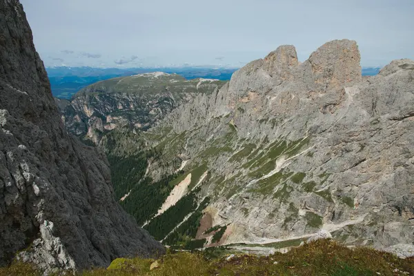 Val di Fassa, İtalya 'daki ünlü Vajolet kulelerinden güzel bir manzara.