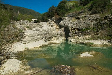 Marmitte dei Giganti kanyonu, Metauro nehri ve boğaz manzarası. Fossombrone, Urbino ve Pesaro, Marche bölgesi, İtalya, Avrupa