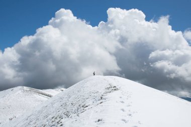 İtalya 'nın Abruzzo kentindeki büyük bulut ve mavi gökyüzüne karşı Monte Calvo' nun zirvesinin görüntüsü