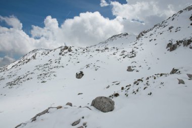 Kar ve mavi gökyüzü ile kaplı dağ manzarası