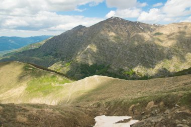 Gran Sasso e Monti della Laga Ulusal Parkı 'nın bahar sezonundaki panoramik manzarası, Lazio bölgesi, İtalya