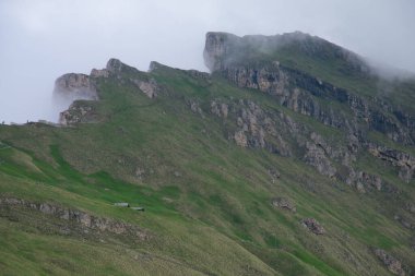 Bunlar, Alpler'in İtalyan Dolamitleri'ndeki Seceda'nın pürüzlü dağ zirveleridir.