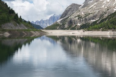 İtalya 'nın Marche bölgesindeki Monti Sibillini Ulusal Parkı' nda Fiastra Gölü 'nde yaz gündoğumu manzarası