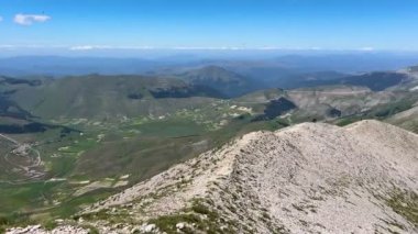 İtalya 'nın başkenti Monti Sibillini' deki Redentore Dağı 'nın sırtlarından Castelluccio di Norcia' nın havadan görünüşü