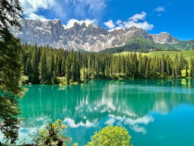 Lago di Carezza gölünün fantastik manzarası ya da Dolomite Alplerindeki dağların yansıması ile Karersee, Dolomitler, Güney Tyrol, İtalya