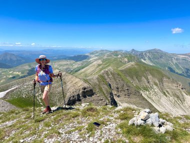 MONTE REDENTORE, İtalya - 22 Haziran 2024: Redentore Dağı 'nın sırtlarında gülümseyen yürüyüşçünün portresi, Monti Sibillini Ulusal Parkı, Marche Bölgesi