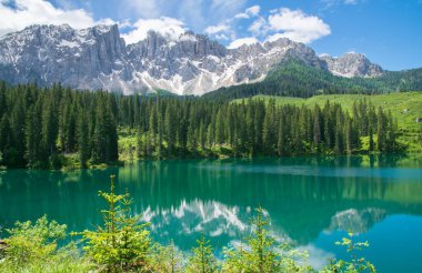 İtalya 'nın Marche bölgesindeki Monti Sibillini Ulusal Parkı' nda Fiastra Gölü 'nde yaz gündoğumu manzarası