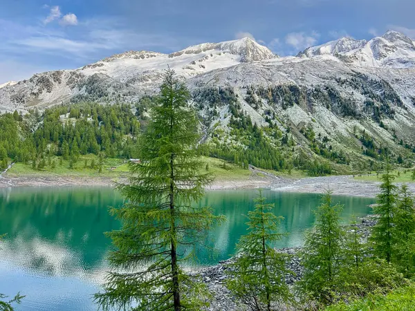 İtalya 'nın Marche bölgesindeki Monti Sibillini Ulusal Parkı' nda Fiastra Gölü 'nde yaz gündoğumu manzarası