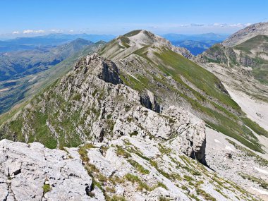 İtalya 'nın Abruzzo bölgesindeki Gran Sasso ve Monti della Laga milli parkındaki Cima Giovanni Paolo II' nin panoramik görüntüsü