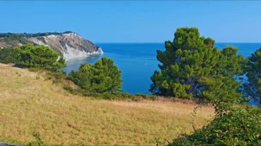 İtalya 'nın Marche bölgesindeki Adriyatik kıyılarının manzarası. Conero Parkı yakınlarındaki Ancona kasabasında Mezzavalle adında bir sahil.