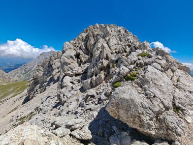 İtalya 'nın Abruzzo bölgesindeki Gran Sasso yakınlarında kayalık bir dağ olan Pizzo Cefalone' un zirvesine bakın.