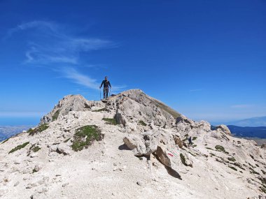 Monte Presna, İtalya - 31 Temmuz 2024: İtalya 'nın Abruzzo kentindeki Prena Dağı' nın zirvesine yolculuk