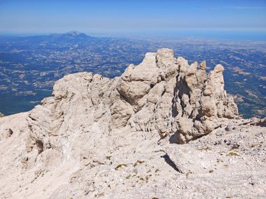 İtalya 'nın orta kesimindeki Abruzzo bölgesindeki Monte Prena zirvesinden dev bir kaya manzarası
