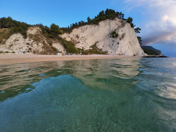 stock image NUMANA, ITALY - AUGUST 8, 2024: Romantic view of Numana beach at sunrise in the summer season, Riviera del Conero, Italy