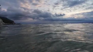  İtalya 'nın ünlü Riviera del Conero bölgesindeki Numana plajında romantik gündoğumu