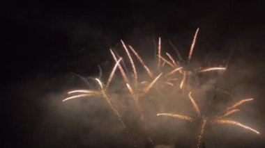 4K Yeni Yıl arifesi havai fişeksiz kutlama döngüsü gerçek havai fişek arka planı. Soyut, çok renkli, parlak, parlak havai fişek gösterisi ve gece gökyüzünde ışık.
