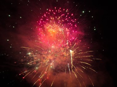 Gece gökyüzünde izole edilmiş havai fişek patlamaları görüntüsü. Metin için boş alan. Kutlama ve başarı konsepti. Çok yüksek çözünürlüklü resim