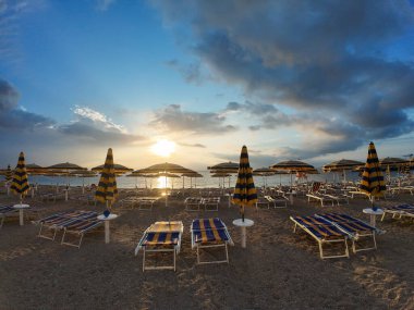 Plajda gün doğumu Numana, Ancona, Marche, Adriyatik Denizi, İtalya