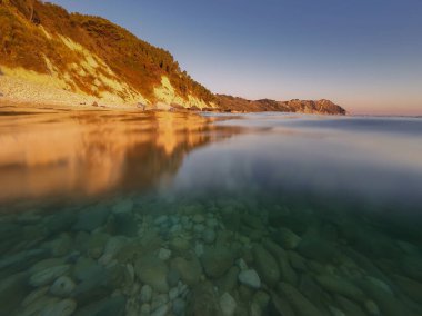 Gündoğumunda Portonovo 'da muhteşem bir manzara, İtalya' nın güzel plajlarından biri, Riviera del Conero, Marche bölgesi.