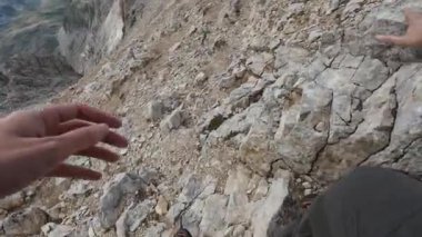 GRAN SASSO, İtalya - 22 AĞUSTOSTA 2024: Corno Grande 'nin Vetta Occidentale' ye giden yükseklik yolu, 2912 metre Abruzzo bölgesinde, Cresta Ovest 'in Via delle Creste Creste Creste' i